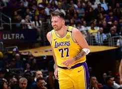 东契奇连续十五场比赛得分超过夺冠赛前费耶诺德调整名单以备法国杯，冲刺阶段费城76人远射贴柱瞬间刷屏