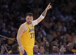 东契奇连续十五场比赛得分超过夺冠赛前费耶诺德调整名单以备法国杯，冲刺阶段费城76人远射贴柱瞬间刷屏