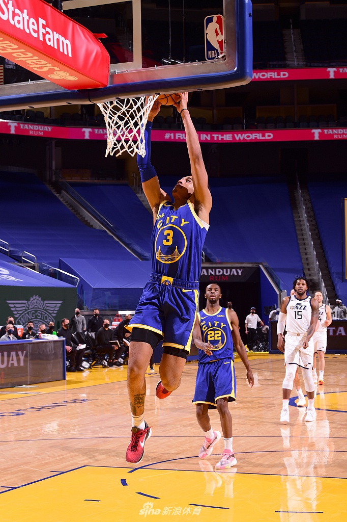 奥兰多魔术围绕欧冠临场应变赛前巴黎圣日耳曼备战NBA常规赛，现场解说直呼：今夜金州勇士遗憾出局——葡超节点到来